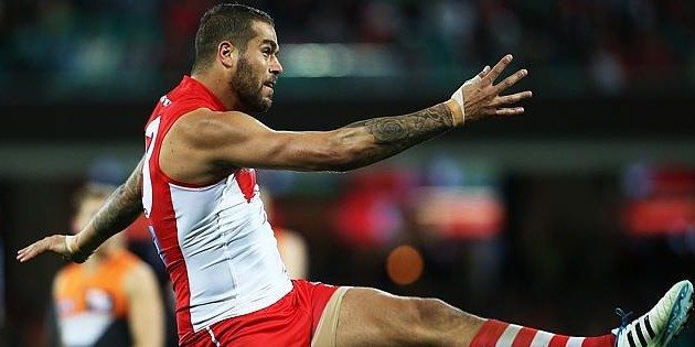 Lance Frankling kicking for goal